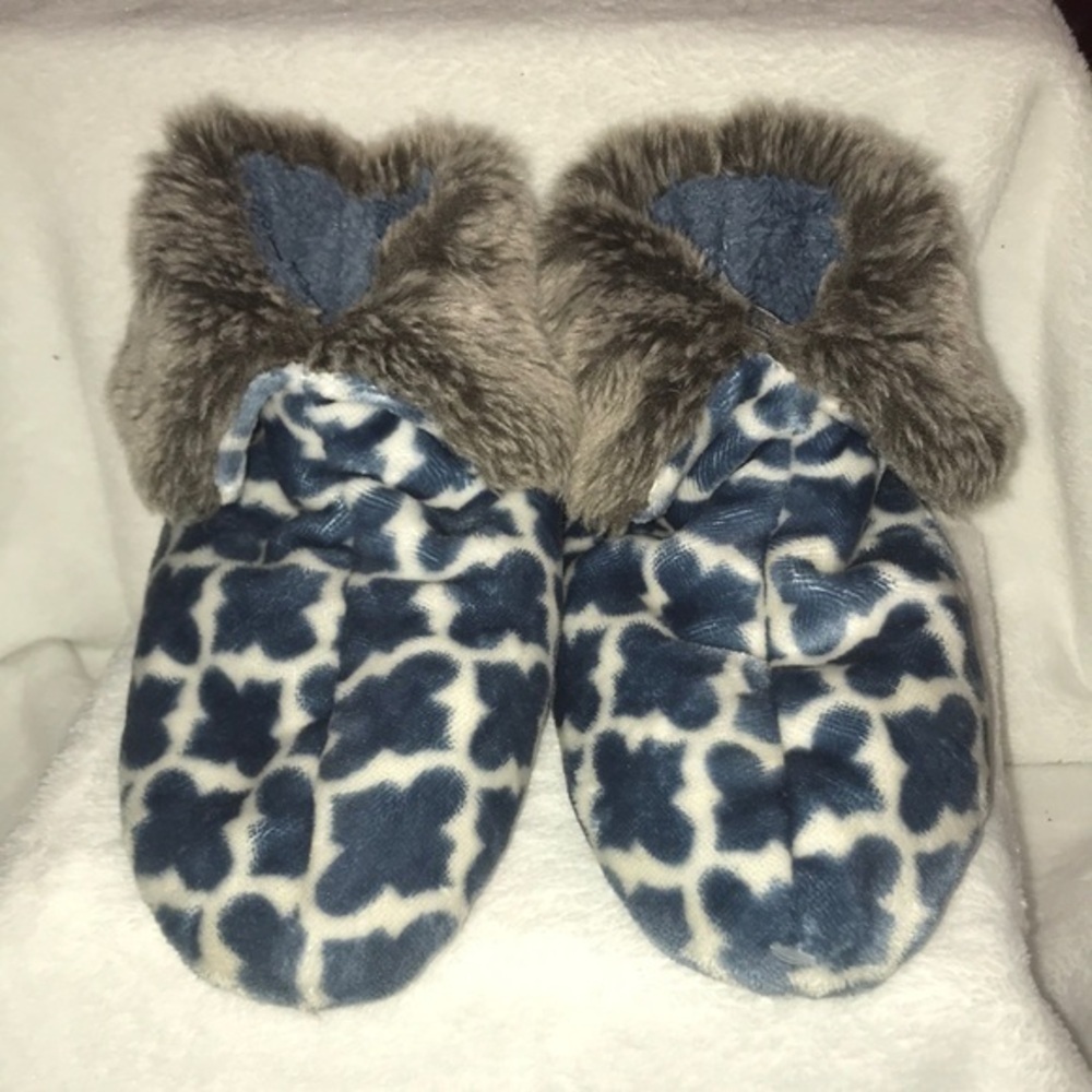 Ardour blue and white slippers. Size 8.
